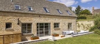 Beautifully presented dog friendly barn conversion - The Tallat