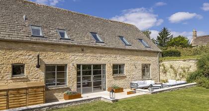 Beautifully presented dog friendly barn conversion - The Tallat