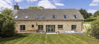 Beautifully presented dog friendly barn conversion - The Tallat