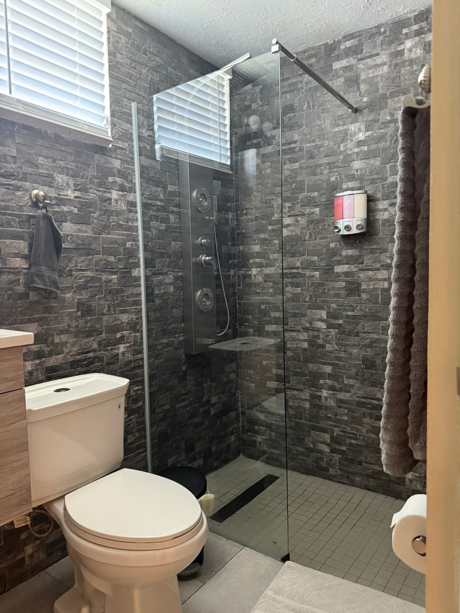 Dusj, hårføner, håndklær og såpe