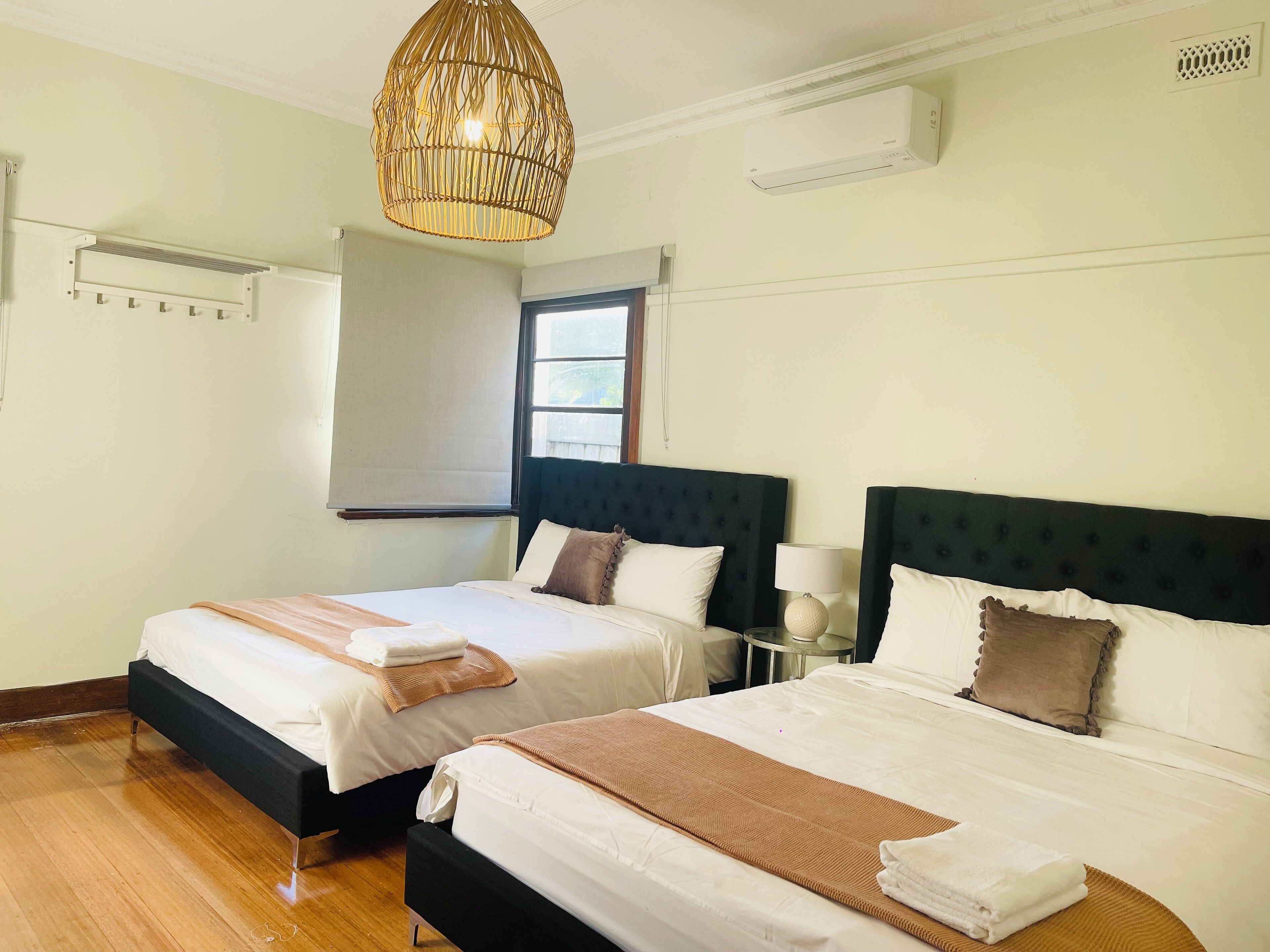 4 bedrooms, iron/ironing board, internet, bed sheets