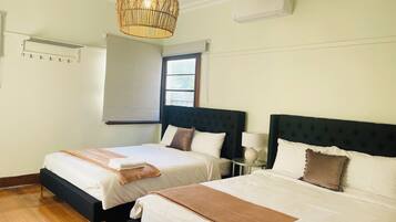 4 bedrooms, iron/ironing board, internet, bed sheets