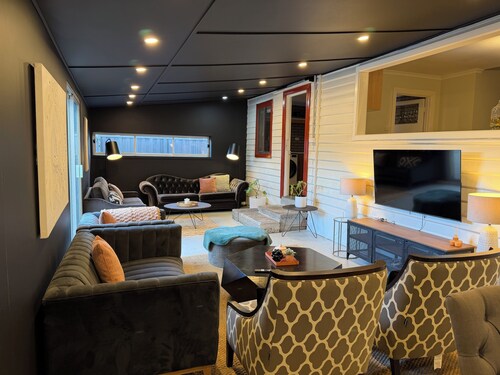 D143 Ballarat Sunny Desert Retreat 4 bedrooms sleeps 13