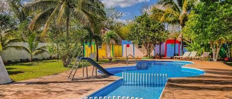 Una piscina al aire libre