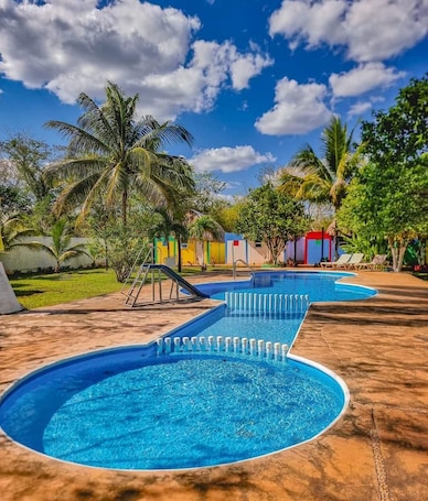 Una piscina al aire libre