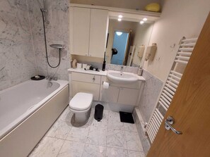 Hair dryer, towels, soap, toilet paper - Stay in the heart of London - 1 Bedroom Flat with Balcony (London)