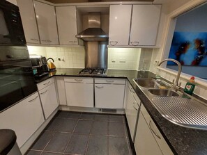 Microwave, oven, stovetop, dishwasher - Stay in the heart of London - 1 Bedroom Flat with Balcony (London)