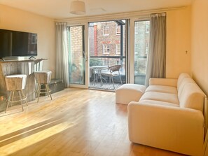 TV - Stay in the heart of London - 1 Bedroom Flat with Balcony (London)