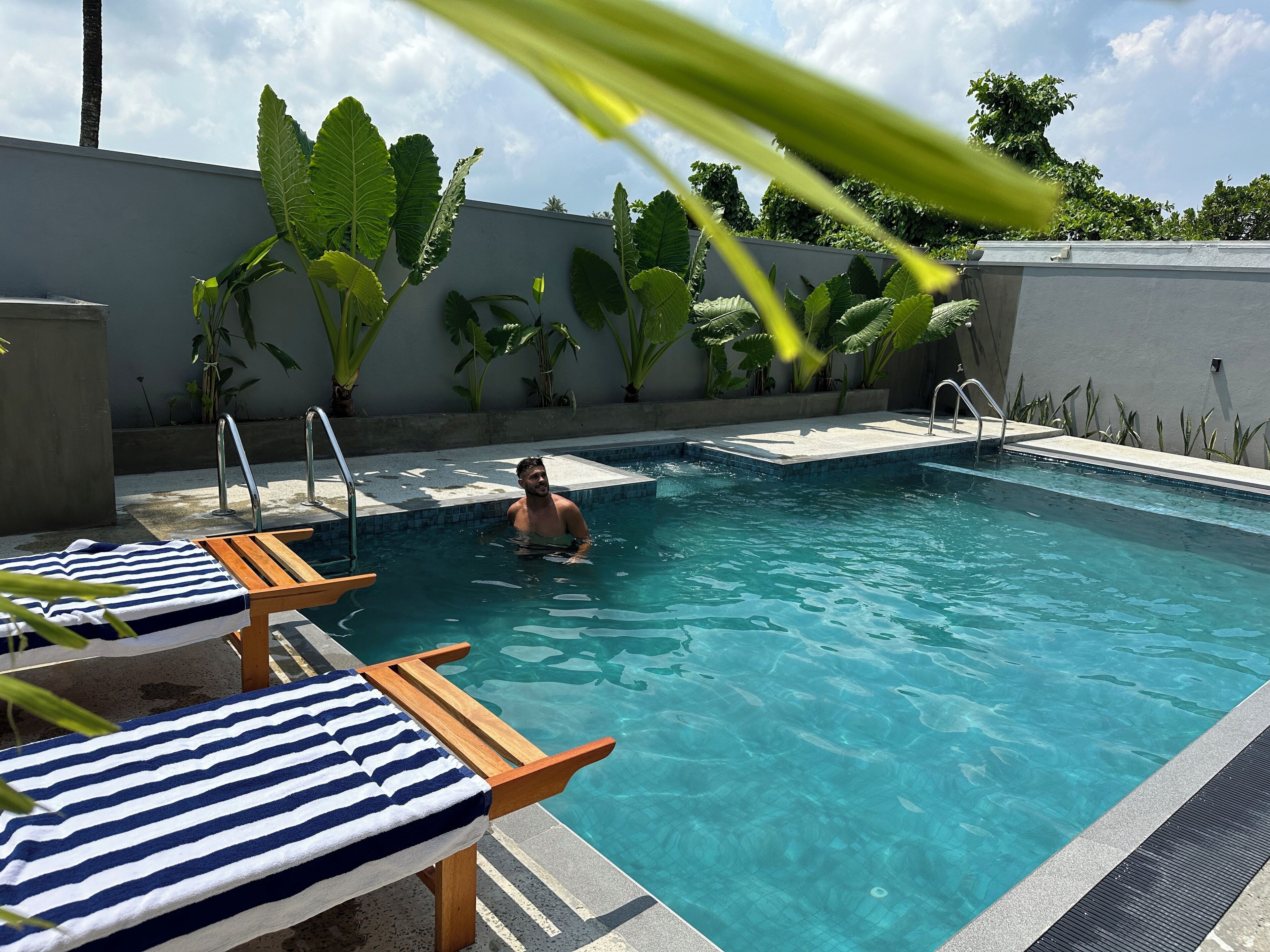 Piscine extérieure, parasols de plage, chaises longues