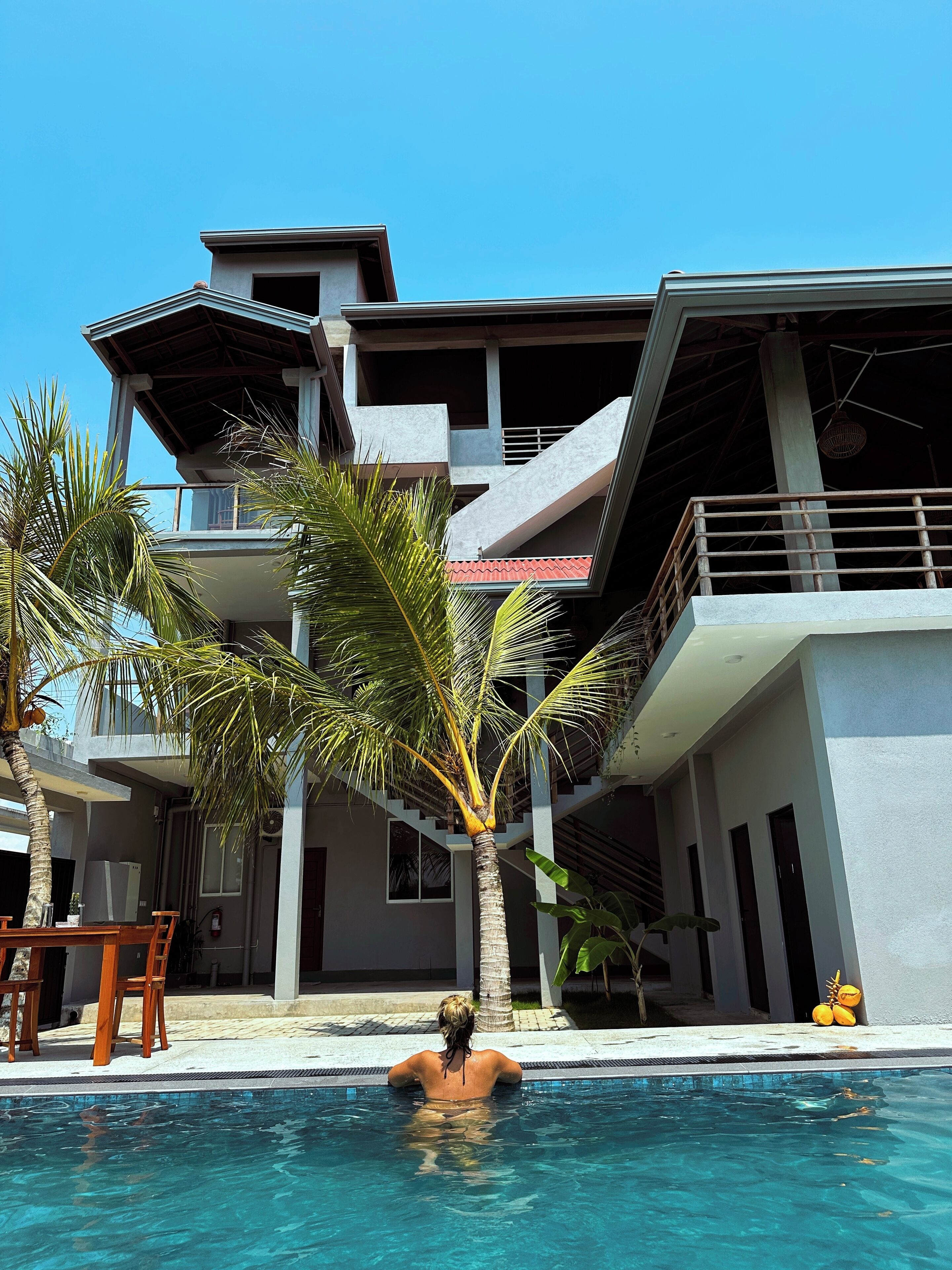 屋外プール、プール パラソル、サンラウンジャー