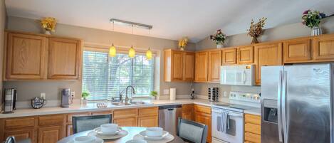 Frigorífico, microondas, horno y placa de cocina