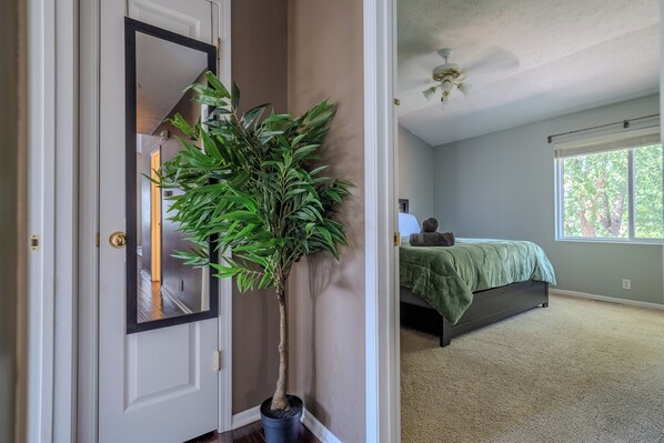 3 bedrooms, iron/ironing board, WiFi, bed sheets - Quiet retreat yet couple mins to Costco Walmart Target and all major shopping. (Omaha)