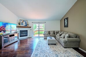 Smart TV, fireplace - Quiet retreat yet couple mins to Costco Walmart Target and all major shopping. (Omaha)