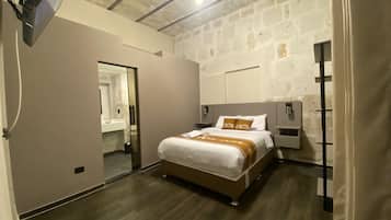 Desk, laptop workspace, iron/ironing board, free WiFi