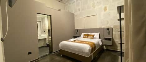 Een bureau, een laptopwerkplek, een strijkplank/strijkijzer, gratis wifi