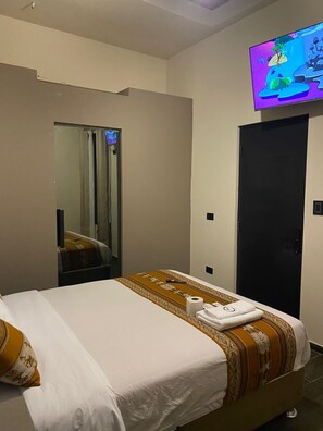 Desk, laptop workspace, iron/ironing board, free WiFi - INTI PAQARI (Arequipa)