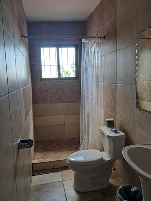 Regadera, toallas, jabón, papel de baño 