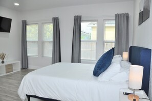 3 عدّة غرف نوم ومكواة/لوح كي وواي فاي وملاءات أسرّة