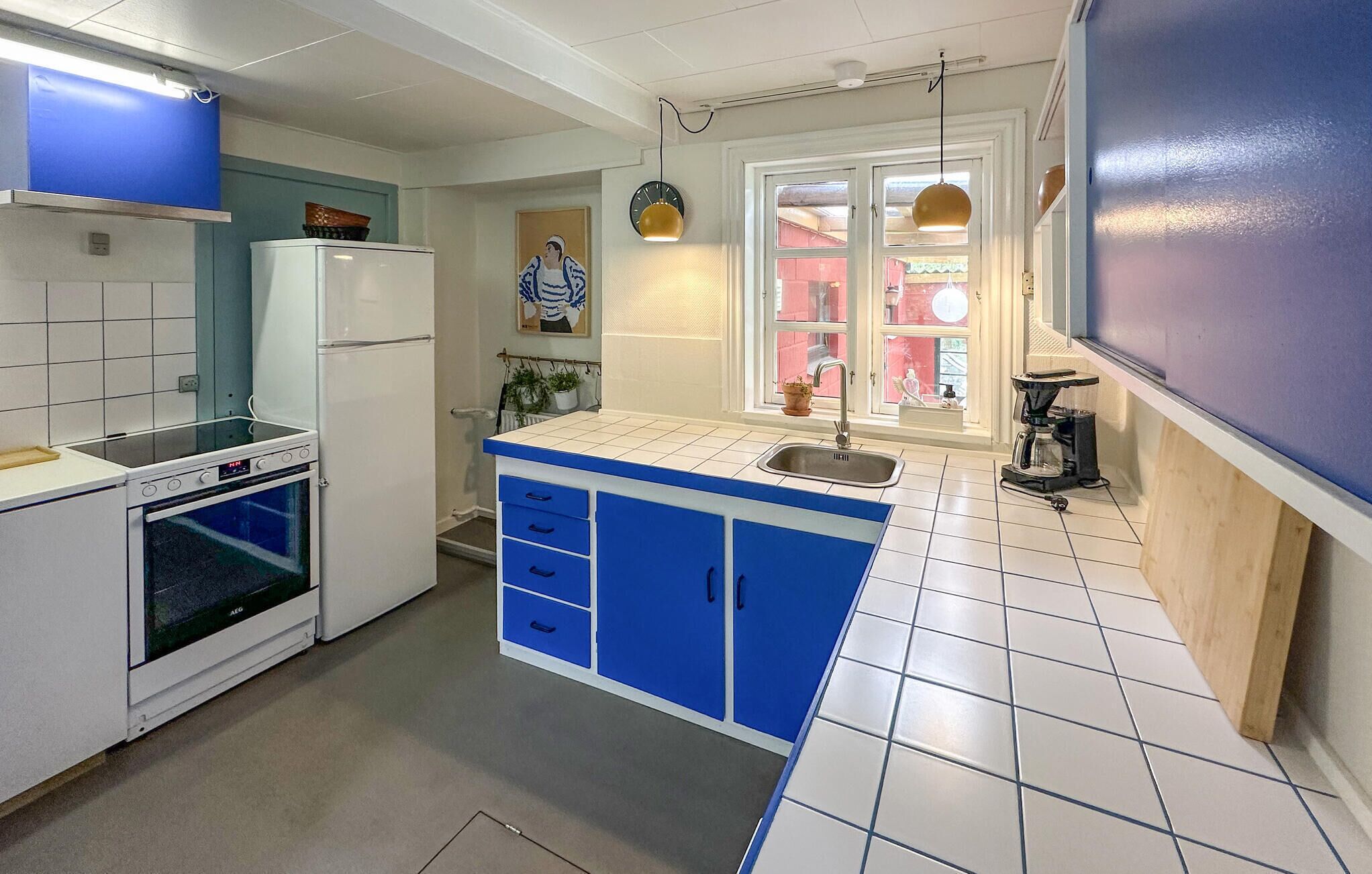 ثلاجة، موقد طهي مسطح، غسالة أطباق، ماكينة لصنع القهوة/الشاي