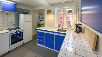 Fridge, stovetop, dishwasher, coffee/tea maker