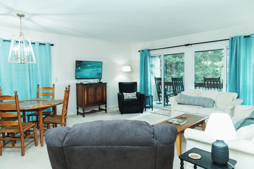 Three Little Pines Condo 2BD 2BA with Pool Close to Village and Pinehurst Resort