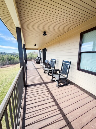 Cozy, Serene, 3 porches with Mountain View’s  and access the historic New River