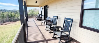 Cozy, Serene, 3 porches with Mountain View’s  and access the historic New River