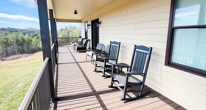 Cozy, Serene, 3 porches with Mountain View’s and access the historic New River