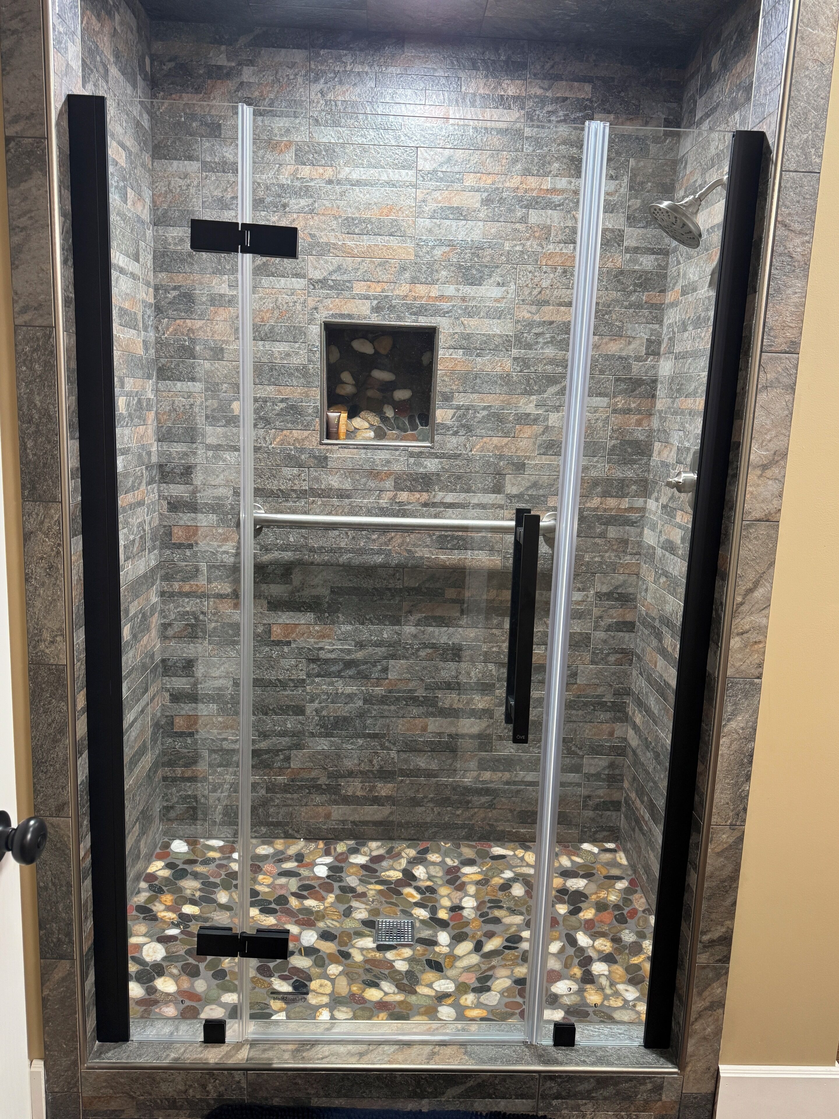 Douche, sèche-cheveux, serviettes fournies, savon