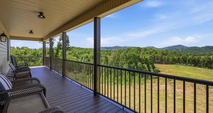 Cozy, Serene, 3 porches with Mountain View’s and access the historic New River