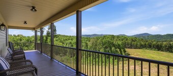 Cozy, Serene, 3 porches with Mountain View’s and access the historic New River