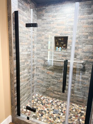 Een douche, een haardroger, handdoeken, zeep