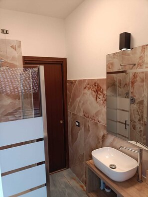 Regadera, secadora de cabello, toallas, jabón 