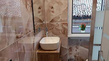 Doccia, asciugacapelli, asciugamani, sapone