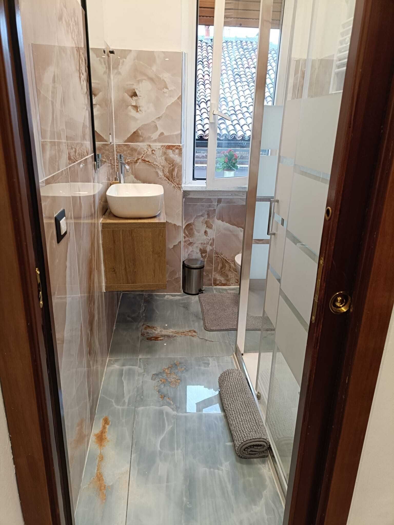 Doccia, asciugacapelli, asciugamani, sapone