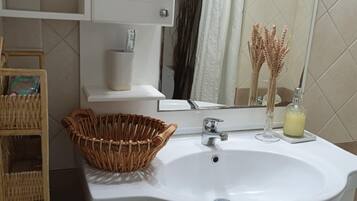 Hiustenkuivaaja, pyyhkeet, saippua, vessapaperi