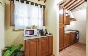 Fridge, stovetop, dishwasher