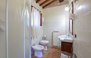 Shower, hair dryer - Amazing home in Todi with swimming pool (Todi)