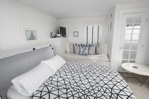 1 bedroom, free WiFi, bed sheets - Charming East End Escape - Parking - Water Views - Lovely Terrace (Provincetown)