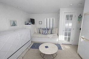 Interior - Charming East End Escape - Parking - Water Views - Lovely Terrace (Provincetown)