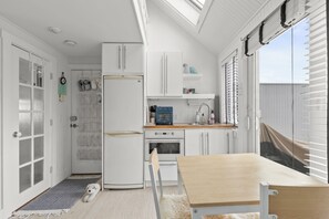 Refrigerador, microondas, horno y cafetera y tetera 