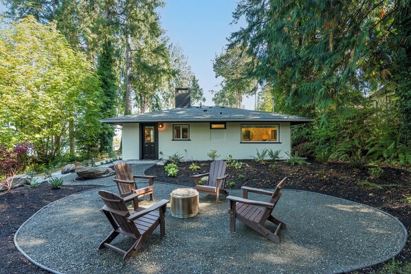 Property grounds - The Fern – Peaceful Escape on Camano Island with Beach Access (Camano Island)