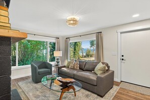 Smart TV, books - The Fern – Peaceful Escape on Camano Island with Beach Access (Camano Island)