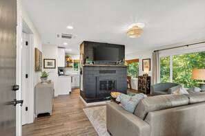 Smart TV, books - The Fern – Peaceful Escape on Camano Island with Beach Access (Camano Island)