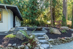 Property grounds - The Fern – Peaceful Escape on Camano Island with Beach Access (Camano Island)