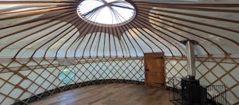 Luxury Family Stay: Pizza, Hot Tub & Film Screen