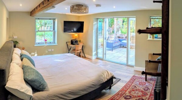 6 quartos, escrivaninha, ferros/tábuas de passar roupa, berço de viagem