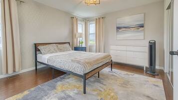 4 bedrooms, iron/ironing board, WiFi, bed sheets