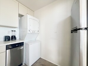 ثلاجة، ميكروويف، فرن، موقد طهي مسطح