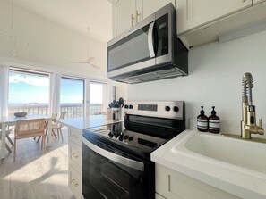 Een koelkast, een magnetron, een oven, een kookplaat